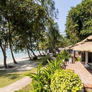 Pokój z łóżkiem king-size i z widokiem na plażę